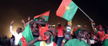 Nationala Burkina Faso, intampinata de mii de suporteri la revenirea acasa